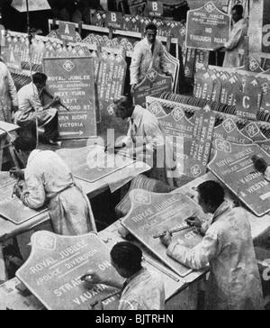 Les hommes dans le département de la Voirie RAC Préparer les panneaux de circulation, 1935. Artiste : Inconnu Banque D'Images