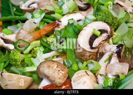 Soupe de nouilles Udon orientaux (Japonais) la cuisson dans un wok. Charles Lupica Banque D'Images