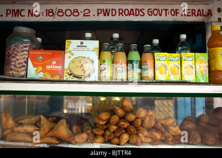 L'Inde, le Kerala, Palakkad, samosas, escalopes et les boissons gazeuses sur l'affichage à l'assistance routière street Kitchen Banque D'Images