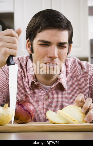 Man slicing oignon et pleurer Banque D'Images