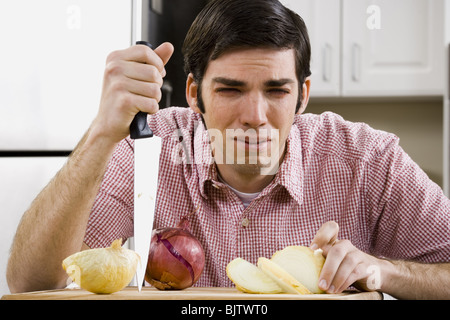 Man slicing oignon et pleurer Banque D'Images