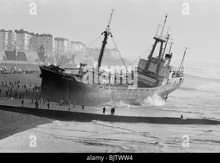 L'Athina B, un cargo grec qui était fondée sur la plage de Brighton en 1980 après une collision avec le Palace Pier dans l'obscurité. Banque D'Images