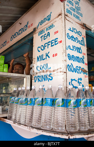 L'Inde, le Kerala, Palakkad, bouteilles de plastique d'eau minérale Milma sur l'affichage à l'assistance routière street Kitchen Banque D'Images