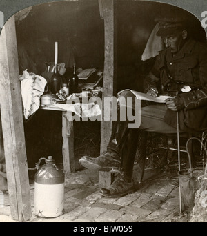 Officier dans un étang-réservoir d'étudier les détails avant une offensive, la Première Guerre mondiale, 1914-1918Artist : Éditeurs Voyages réaliste Banque D'Images