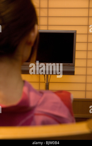 Femme portant un yukata à la Vierge à l'écran de télévision Banque D'Images