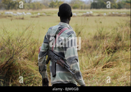 Au sud-Soudan, Cuibet près de Rumbek , tribu Dinka, Shepherd armés de Kalachnikov AK-47 protéger leurs vaches zébu bovins hostile de raider Banque D'Images