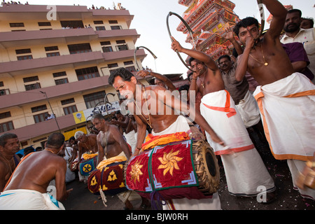 L'Inde, le Kerala, Koorkancherry Thaipooya Maheswara, Temple Sree Mahotsavam festival, musiciens Banque D'Images