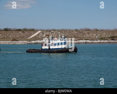 Le capitaine du remorqueur JEROME AU DÉPART DE PORT CANAVERAL SUR LA CÔTE EST DE LA FLORIDE USA Banque D'Images