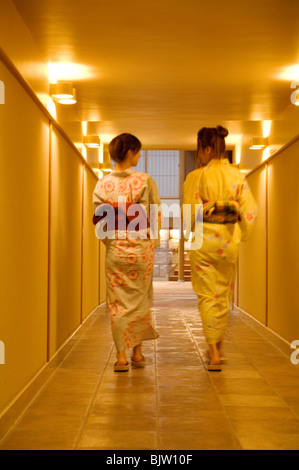 Les femmes portant un yukata marchant dans un couloir d'un spa de santé Banque D'Images