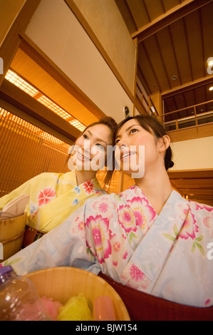 Deux femmes portant un yukata et holding spa produit à un centre de santé Banque D'Images