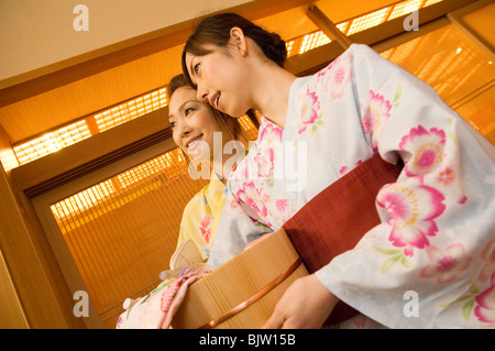 Deux femmes portant un yukata et holding spa produit à un centre de santé Banque D'Images
