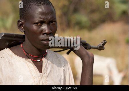 Au sud-Soudan, Cuibet près de Rumbek , tribu Dinka, Shepherd armés de Kalachnikov AK-47 protéger leurs vaches zébu bovins hostile de raider Banque D'Images