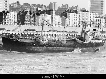 L'Athina B, un cargo grec qui était fondée sur la plage de Brighton en 1980 après une collision avec le Palace Pier dans l'obscurité. Banque D'Images