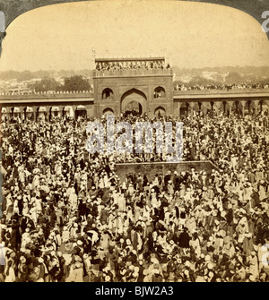 "Dans la cour de la mosquée Jumma au cours de l'Assemblée rapide', Delhi, Inde.Artist : Underwood & Underwood Banque D'Images