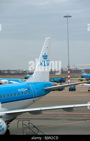 Les avions de KLM à l'aéroport de Schiphol alignés et de l'attente à la porte Banque D'Images