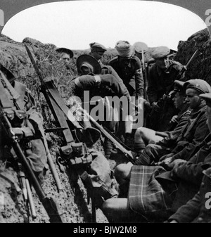 Brancardiers de la dépose d'un officier blessé, Première Guerre mondiale, 1914-1918.Artist : Éditeurs Voyages réaliste Banque D'Images