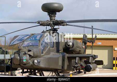 Un hélicoptère d'attaque de l'armée britannique Westland WAH-64 Apache Longbow MK1 Banque D'Images
