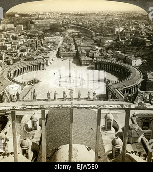 La Place Saint Pierre à partir de la coupole de la Basilique Saint Pierre, Rome, Italie. Artiste : Inconnu Banque D'Images