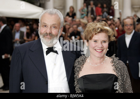 MIKE LEIGH & IMELDA STAUNTON 61ème FESTIVAL DU FILM DE VENISE AWAR 61e GALA DES PRIX DU FESTIVAL DU FILM DE VENISE Gran Teatro La Fenice, 11 sept. Banque D'Images