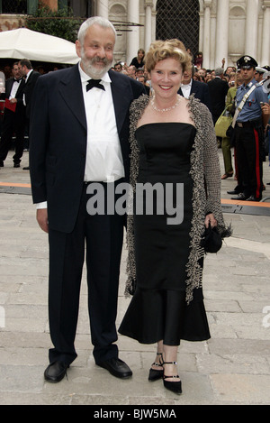 MIKE LEIGH & IMELDA STAUNTON 61ème FESTIVAL DU FILM DE VENISE AWAR 61e GALA DES PRIX DU FESTIVAL DU FILM DE VENISE Gran Teatro La Fenice, 11 sept. Banque D'Images