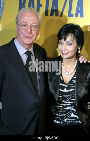 MICHAEL CAINE & FEMME SHAKIRA 13e assemblée annuelle de la BAFTA/LA BRITANIA Beverly Hilton Hotel BEVERLY HILLS LOS ANGELES USA 04 novembre 20 Banque D'Images