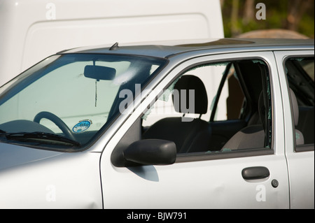 Brisé la fenêtre de voiture suite à un vol de véhicule Banque D'Images