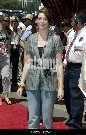 ANNE HATHAWAY PRINCESS DIARIES 2 MONDE PREM DOWNTOWN DISNEY LOS ANGELES USA 07 Août 2004 Banque D'Images