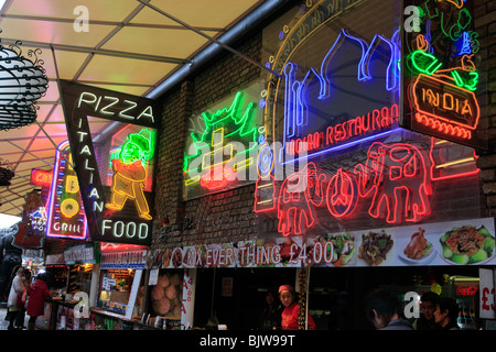 United Kingdom London Camden Lock Market les écuries des stands de nourriture Banque D'Images