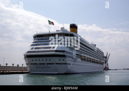 Bateau de croisière Costa Concordia DANS LE PORT DE BARCELONE SEPT 2009 Banque D'Images