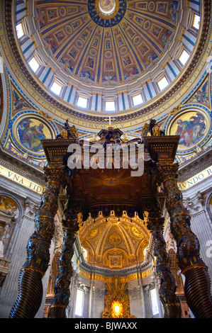 Canopy baroque ( baldacchino) par Bernini et le dôme de la par Michelangelo , le Vatican, Rome Banque D'Images