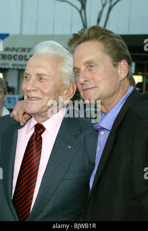 KIRK DOUGLAS ET MICHAEL DOUGLAS IL FONCTIONNE DANS LA FAMILLE PREMIERE WESTWOOD LOS ANGELES USA 07 avril 2003 Banque D'Images