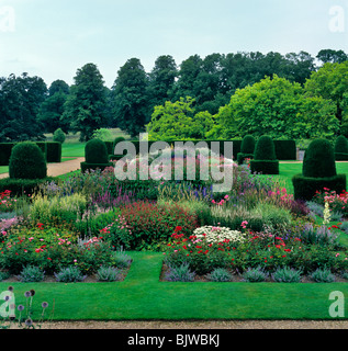 Le parterre formel traditionnel au Blickling Hall jardin à Norfolk Banque D'Images