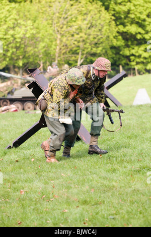 Soldat allemand aide camarade blessé, GI's Parade sur Moneymore, Londonderry, en Irlande du Nord Banque D'Images