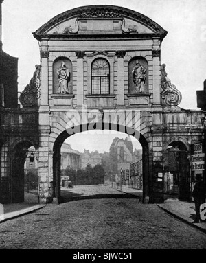 Temple Bar archway, au Stand fin de Fleet Street, Londres, 1877 (1951). Artiste : Inconnu Banque D'Images