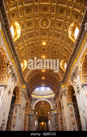 Toit de l'intérieur de la cathédrale St Pierre, du Vatican. Banque D'Images