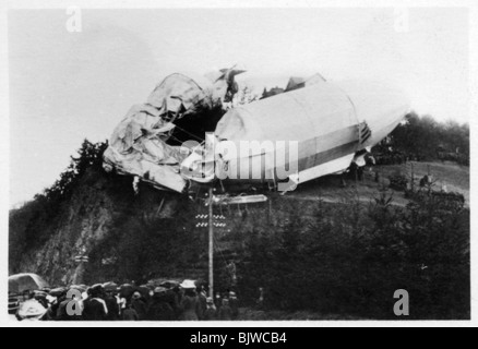 Zeppelin Z2 de l'armée (LZ5) près de Weilburg échoués lors d'une tempête, l'Allemagne, 1910 (1933). Artiste : Inconnu Banque D'Images