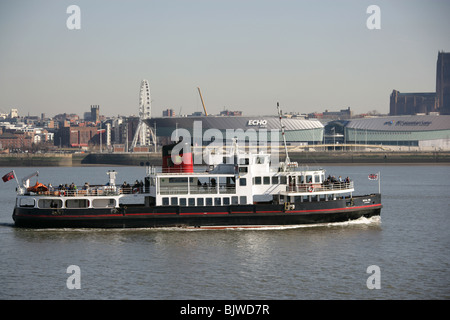 Ville de Liverpool, en Angleterre. Le Mersey MV Iris Royal traversant la rivière Mersey de Woodside Birkenhead Ferry Terminal. Banque D'Images