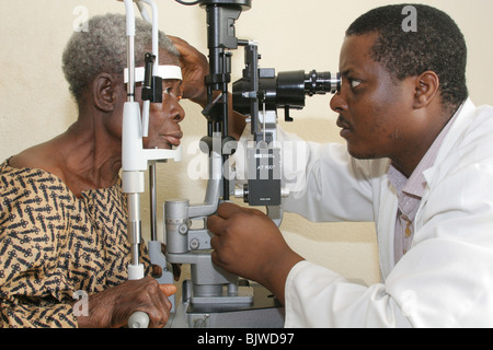 Un oeil chirurgien contrôle une femme africaine yeux après une opération de la cataracte, Cameroun Banque D'Images