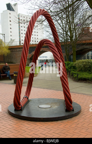 Le passage de la technologie, une sculpture par Axel Wolkenhauer. Campus de l'UMIST, Manchester, Angleterre, RU Banque D'Images