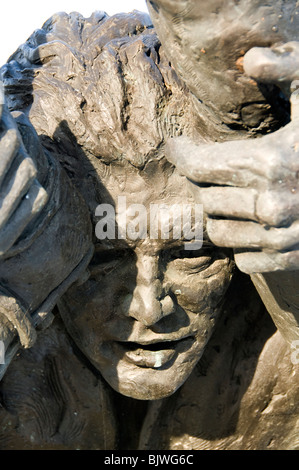 Détail d'une sculpture d'Eric Evans MBE, capitaine de l'équipe anglaise de rugby, Audenshaw, Tameside, Greater Manchester, Angleterre, RU Banque D'Images