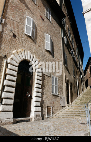 San Francesco, d'escalier à côté de l'église, rue étroite typiquement à Ancône, Marches Italie Banque D'Images