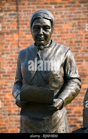 Détail de Moravian Femme et enfant, une sculpture de Peter Walker à Droylsden, Tameside, Manchester, Angleterre, RU Banque D'Images