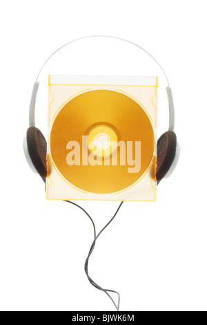Image conceptuelle de compact disque et casque sur fond blanc Banque D'Images