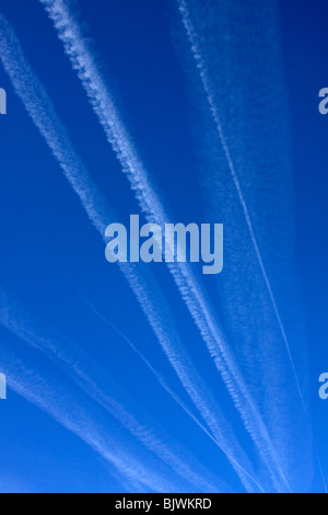 Les cumulus et les traînées des réacteurs d'avion USA, par Dembinsky Assoc Photo Banque D'Images