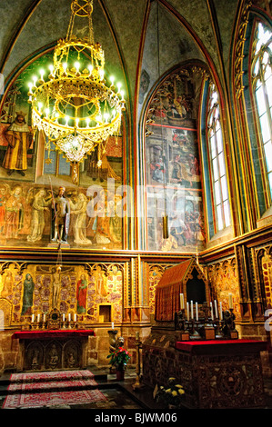 PRAGUE, République tchèque — St. La cathédrale de Vitus, chef-d'œuvre gothique imposant du château de Prague, est un symbole de l'histoire et de l'identité tchèques. Construite sur une période de 600 ans, cette cathédrale a été le témoin du couronnement des rois et des reines tchèques et abrite les joyaux de la couronne tchèque, soulignant son importance durable dans l'histoire culturelle et politique du pays. Banque D'Images