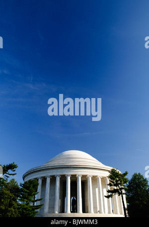 WASHINGTON DC, USA - Le Jefferson Memorial contre un ciel bleu clair, avec une grande zone de copyspace. Banque D'Images