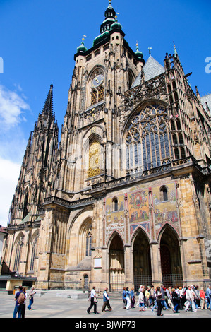 PRAGUE, République tchèque — St. La cathédrale de Vitus, chef-d'œuvre gothique imposant du château de Prague, est un symbole de l'histoire et de l'identité tchèques. Construite sur une période de 600 ans, cette cathédrale a été le témoin du couronnement des rois et des reines tchèques et abrite les joyaux de la couronne tchèque, soulignant son importance durable dans l'histoire culturelle et politique du pays. Banque D'Images