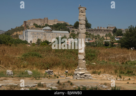 Ruines du temple d'Artemis. Contexte de la colline Ayasuluk, Château de Byzance et de Saint Jean de Latran, Ephèse en Turquie. Banque D'Images