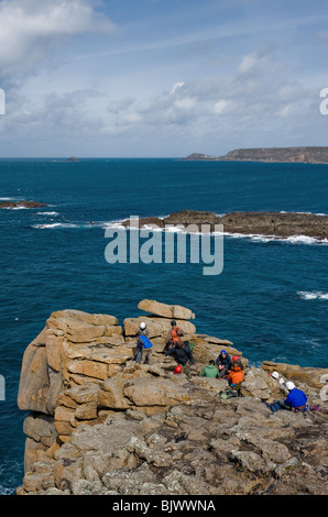 Les alpinistes Mayon Falaise à Sennen à Cornwall. Banque D'Images