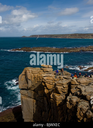 Les grimpeurs sur les rochers à Falaise à Mayon Sennen à Cornwall. Banque D'Images